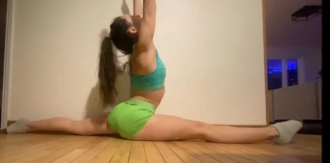 Marie-Jeanne in a front split, right leg forward